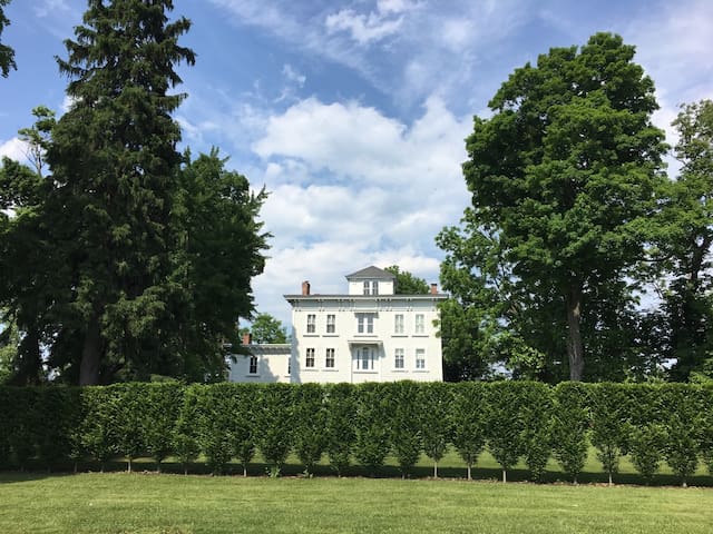 Hudson, NY, 1br, 2 queen, WIFi - FLEXIBLE - SALE