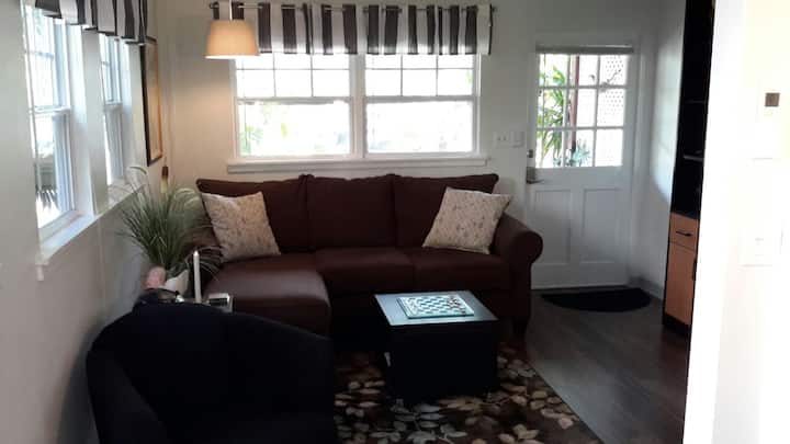 أريكة للاسترخاء في غرفة المعيشة الجديدة.