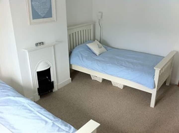 חדר השינה הזוגי המואר עם 'הצצות לים '!