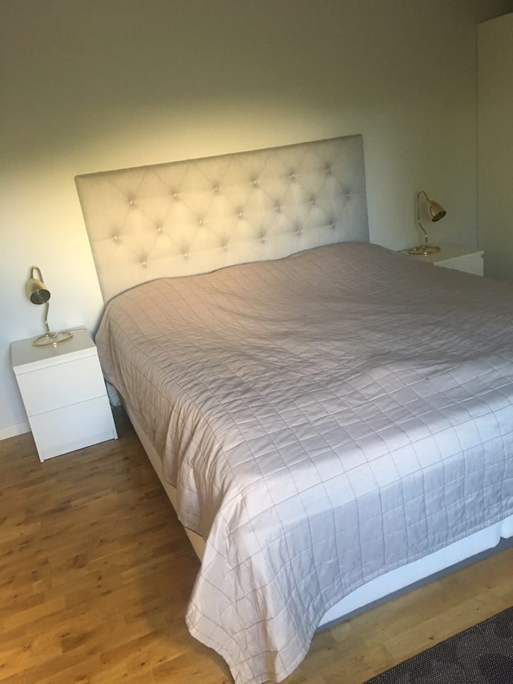 Dormitorio grande en el piso inferior. Cama doble ancha de 180 cm.