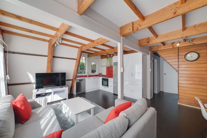 Awesome 3 Bed Rotorua Lake House