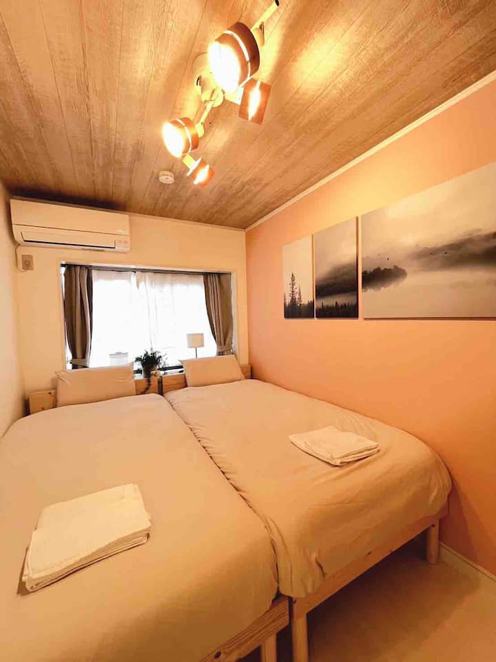 The bedroom has two single beds in one room.
You can use the bed, such as when there are small children.