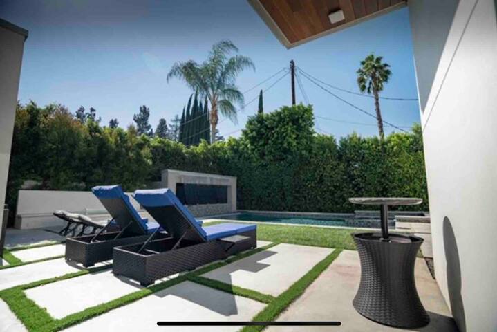 Ultra Modern Resort Style Home in Los Angeles gallery image 4