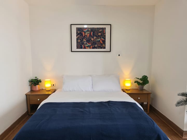 غرفة نوم واسعة وهادئة مع حمام داخلي. تحتوي غرفة النوم على خزانة مدمجة وشرفة للاستمتاع بأفق المدينة. 