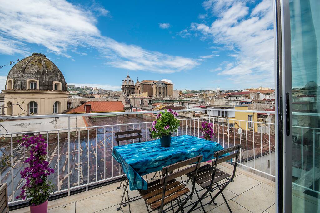 6-HISTORY OF NAPLES FROM TOP FLOOR TERRACE - 나폴리의 아파트에서 살아보기, Campania, 이탈리아