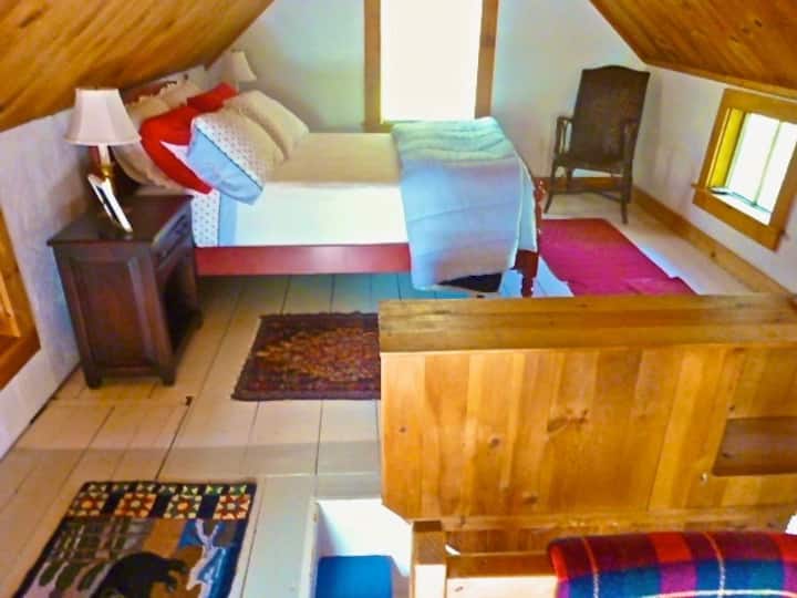 Parte de la cama doble del dormitorio de arriba