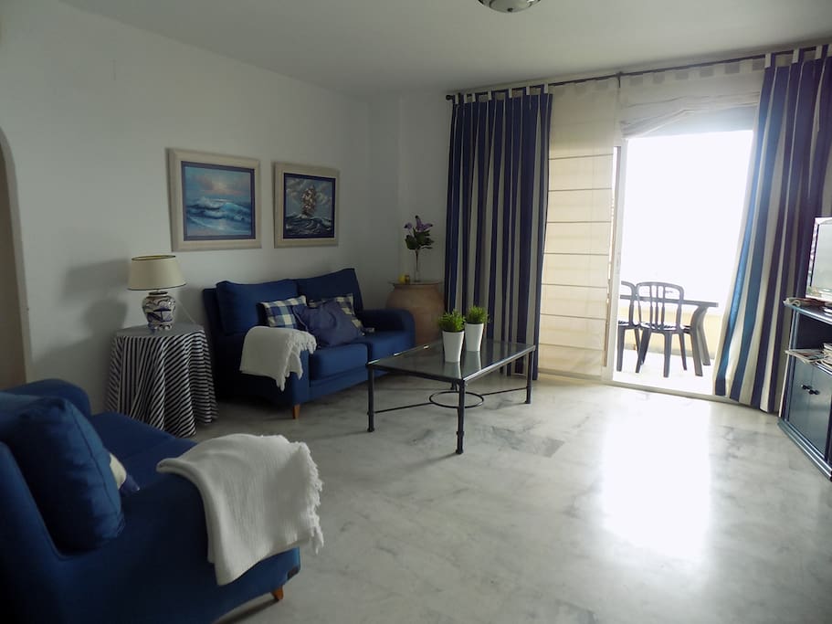 Salon muy acogedor con 2 sofa