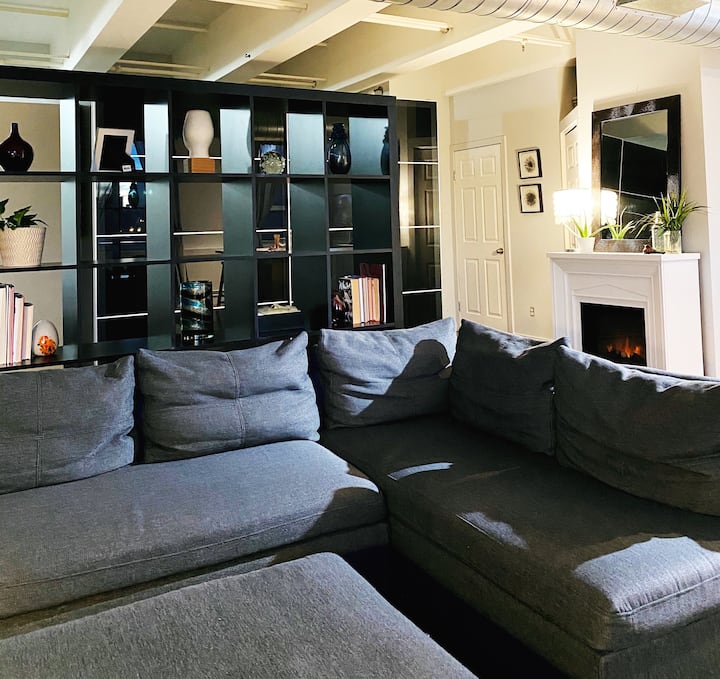 Секцискиот кауч обезбедува удобен простор за опуштање.