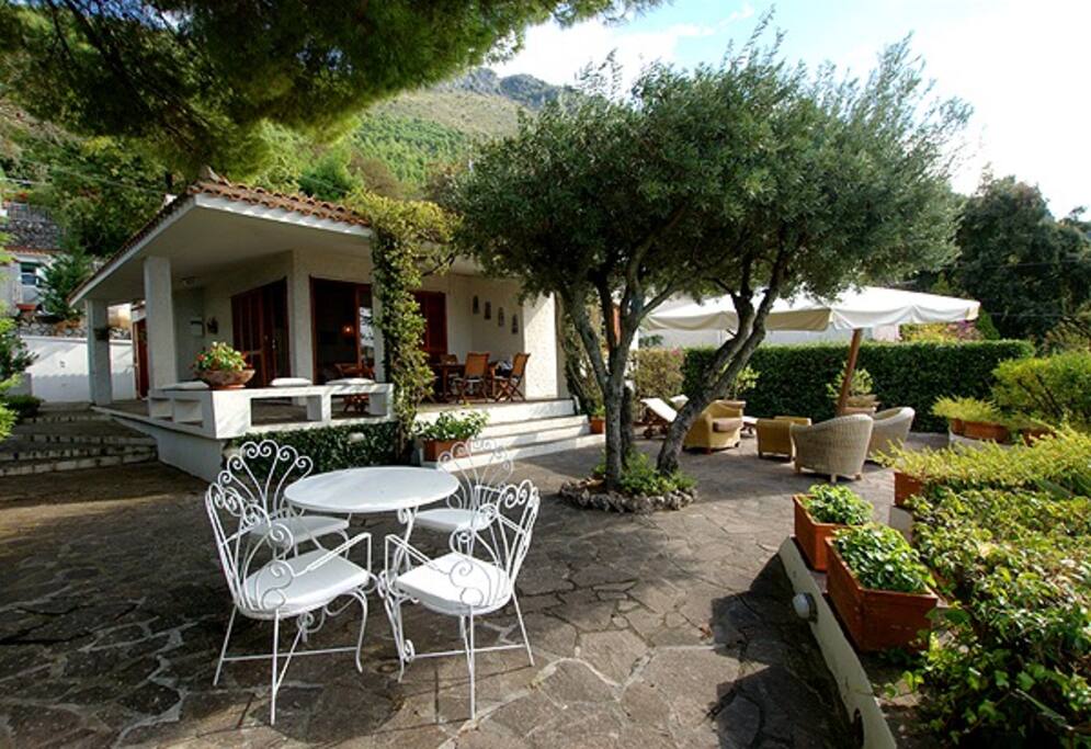 Terrazzo, portico e giardino fronte mare