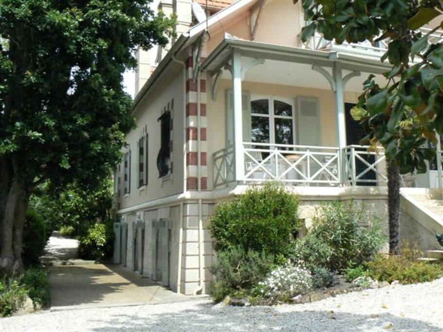 Rez de jardin, accés aux appartements