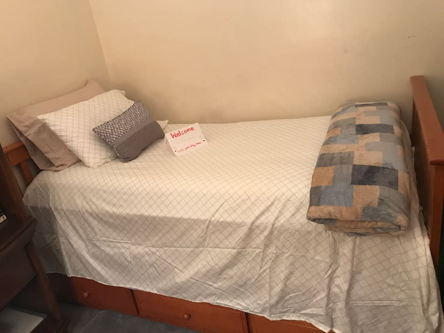 Small room - twin bed