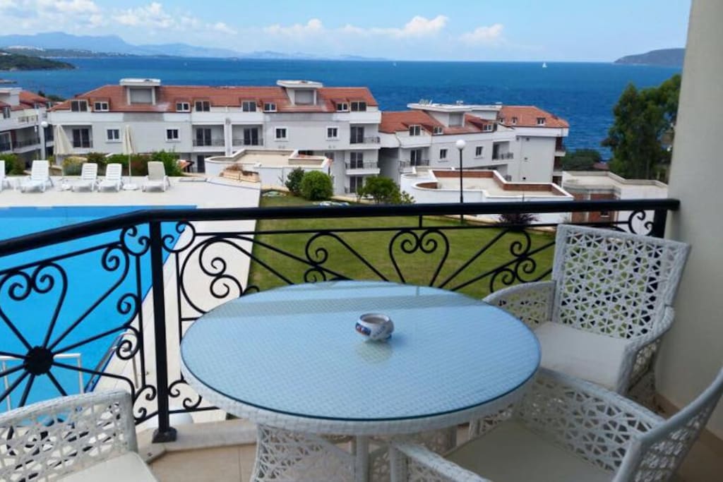 Balcony with round table 4 chairs