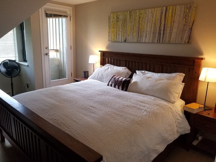 Chumba cha kulala cha kifalme chenye roshani na mandhari ya milima
