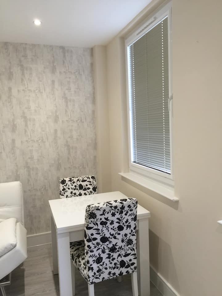 Town Centre | 20 Mins To London | Parking Included - イギリス ビーコンズフィールド