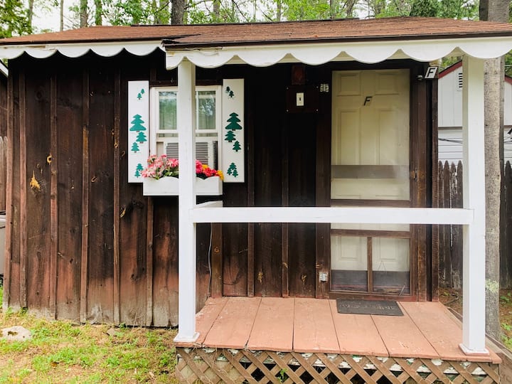 Lakefront Lily Pad Boats Beach Scenes&Chill Cottages for Rent