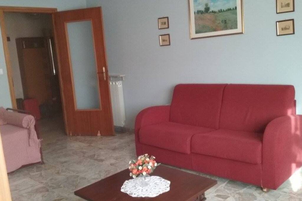 La stanza da letto con il divano letto e i 2 letti singoli