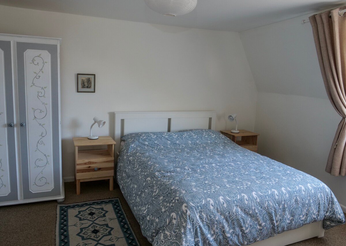 חדר שינה קינג סייז בקומה העליונה