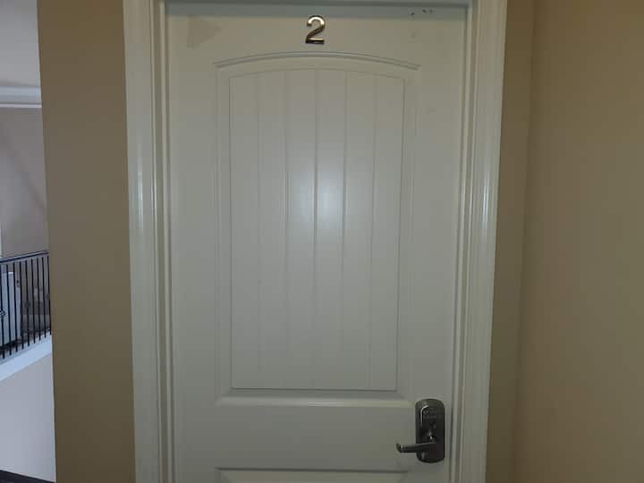 La camera da letto n °2 si trova al piano superiore a sinistra delle scale. 