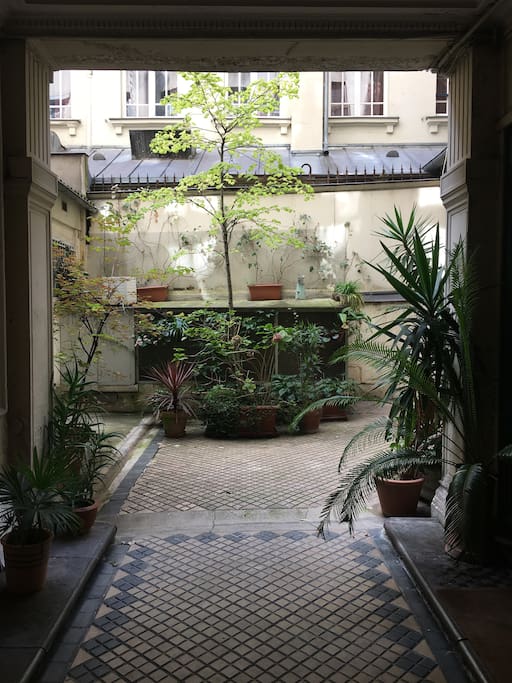Entrée de l’immeuble . Il est strictement interdit d’utiliser et de fumer dans les parties communes . Smocking in the Lobby is strictly forbidden