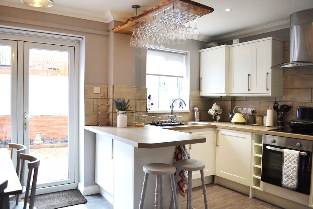 Bicton Mews – Close to town, shops, restaurants and the sea. Sleeps 6. Parking .