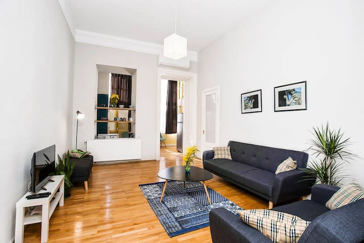 Televízor s vysokým rozlíšením umiestnený pre najlepší zážitok zo sledovania