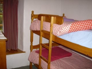 Habitación con literas y cajones