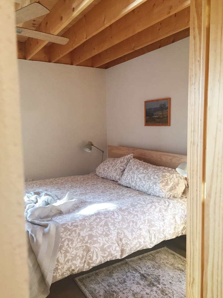 Dhomë gjumi kryesore me krevat dopio "King". Kjo dhomë ka një banjë en-suite.