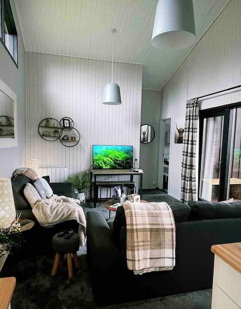 Top performing Airbnb: Amazing loch views from cheerful 2 bed cabin in Dunoon And Kilmun