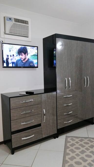 Ar-condicionado, TV digital, cômoda e roupeiro
