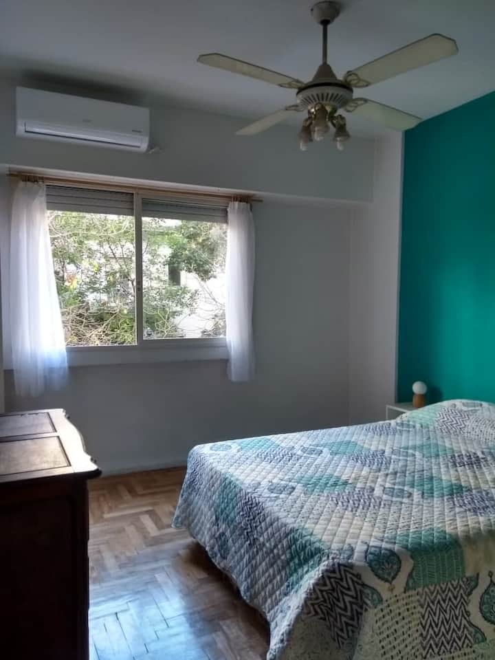 غرفة نوم مشرقة