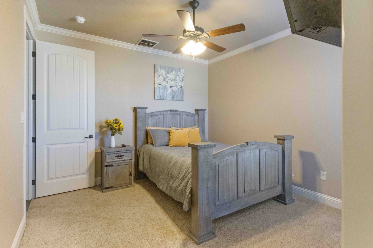 Phòng ngủ 3: Nghỉ ngơi và trẻ hóa đang chờ đợi trong phòng ngủ Queen này với một chiếc giường có thể điều chỉnh, được thiết kế riêng cho một đêm ngủ hoàn hảo.