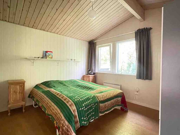 Primer dormitorio con cama matrimonial 