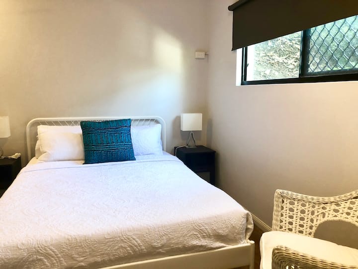 在主卧，您可以在舒适的标准双人床上放松身心，并配有空调，让您保持凉爽。 