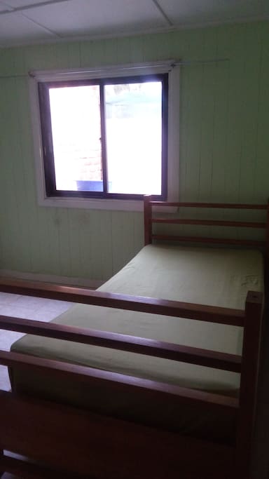 Habitación. Cama plaza y media