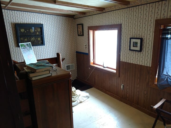 Ovo je potkrovlje, na vrhu stubišta; pogled kroz prozor prema jugozapadu i nekoliko sjajnih zalazaka sunca. Prikazuje se vrh stare komode dobre veličine. Toplo smo ga uredili te nastavljamo usavršavati i  pružati odgovarajuće sezonske dekoracije/namještaj.