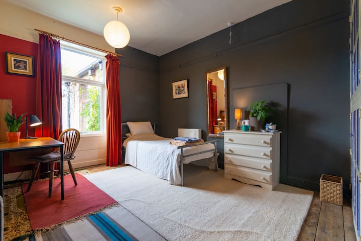 Comfortable room in spacious Victorian house