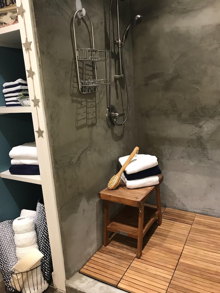 Veľká sprcha s hlavnou vaňou