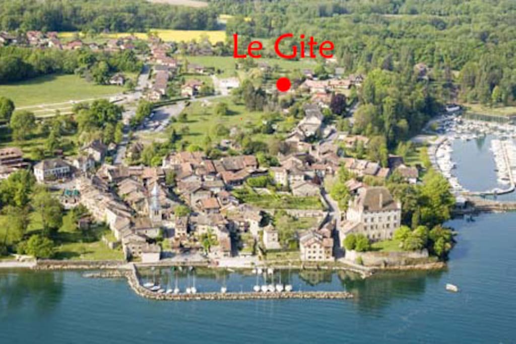 C'est ici... à 500 m du Lac Léman et du centre du village médiéval