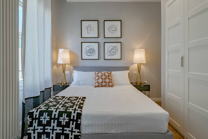 Flamingo Luxury – 2 Bedroom 2 Bath with Balcony gallery image 3