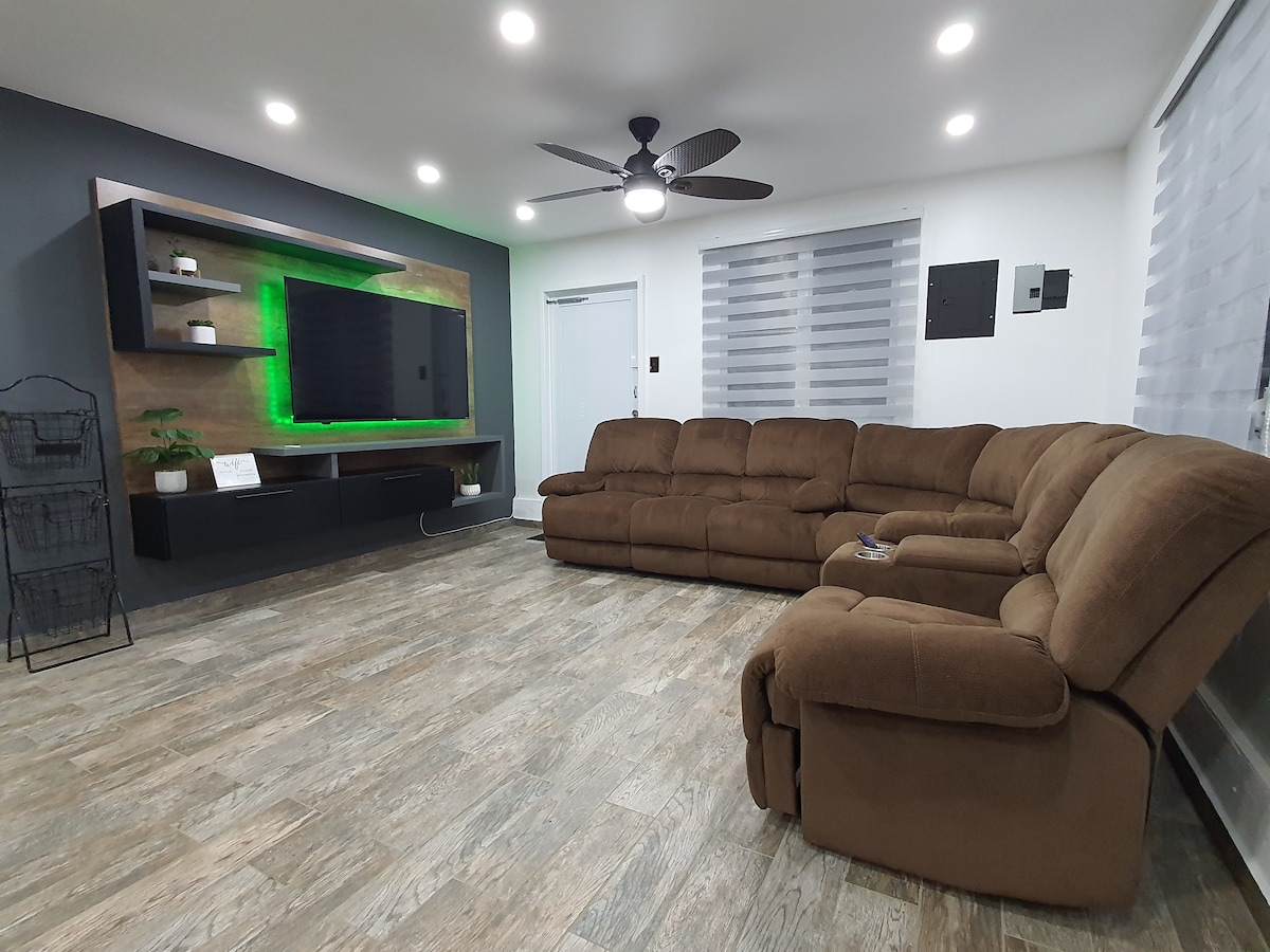 Soggiorno ben confortevole con sedili reclinabili per divertirsi in famiglia .