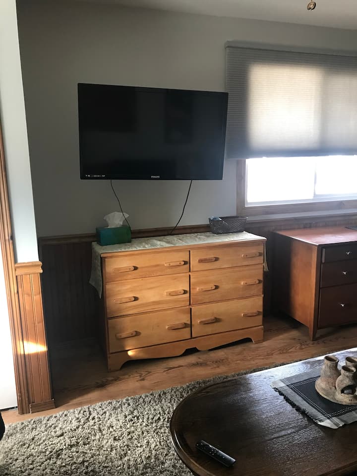 Dresser & Swivel TV.  Netflix, Prime Video dhe YouTube janë të përshtatshme.