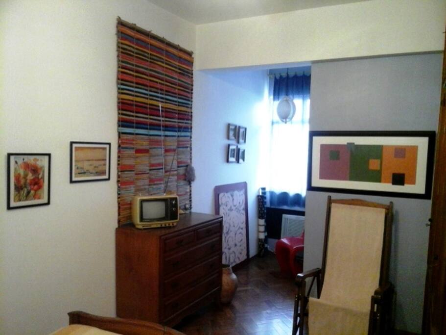 Quarto maior - Claro e ventilado.