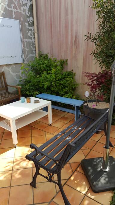 Coin salon sur la terrasse pour profiter des soirées en toute intimité.