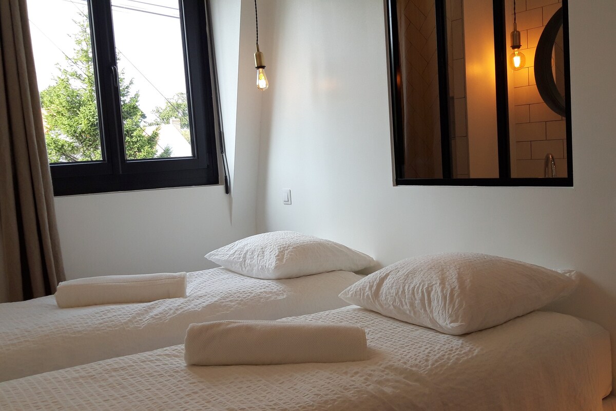 Спалня 2 с 2 единични легла (80 х 200 см) или 1 двойно легло (160 x 200 см)  
Със самостоятелна душ кабина (душ и мивка, тоалетната е на приземния етаж)