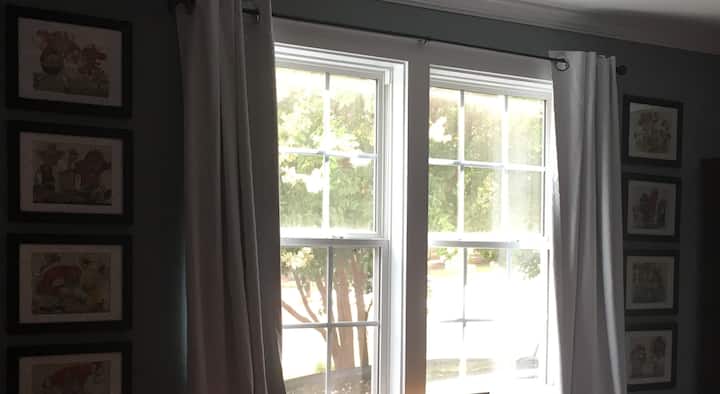 ห้องนอนที่ 3 พร้อมเตียงใหญ่และเตียงเดี่ยว ม่านสีเข้มในห้องที่เปิดรับแสงที่น่าตื่นตาตื่นใจจากภายนอก ห้องน้ำฝั่งตรงข้ามห้องโถงและเปิดออกไปยังพื้นที่สำนักงาน ห้องพักมีขนาดใหญ่และมีฟูกนอนเพิ่มเติมใต้เตียงที่สามารถใช้นอนได้ 