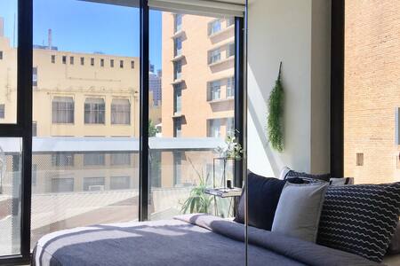 Bright Master Bedroom in Melb CBD (Free Tram Zone)