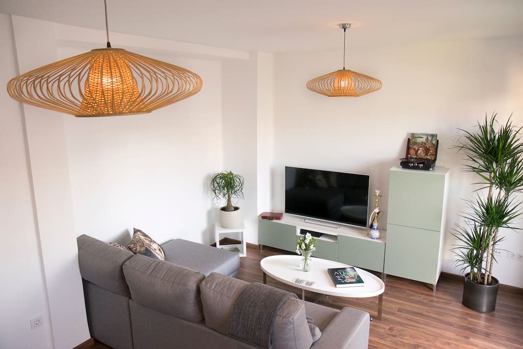 Living room with 55" TV, record player and PlayStation 4