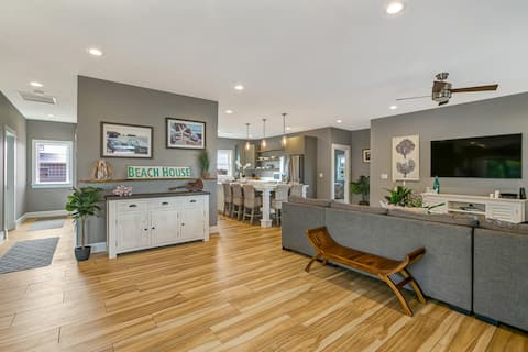 Private beach home, A/C , Sleeps 8, walk to beach