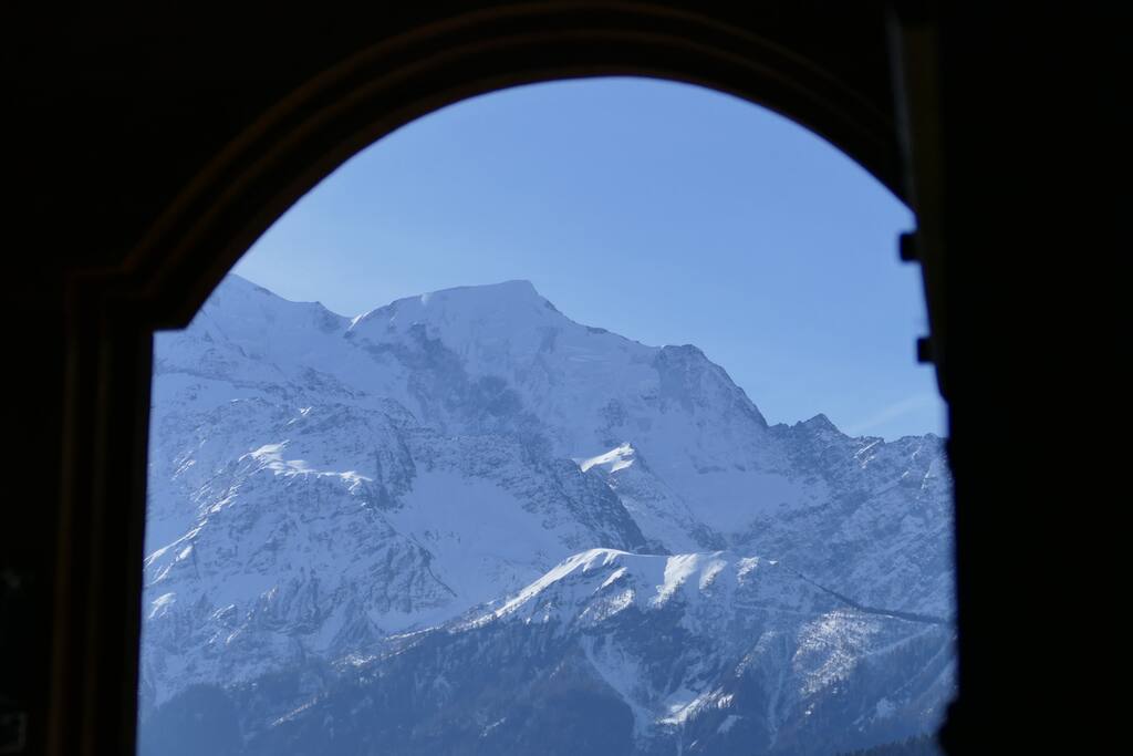 Vue sur le massif du Mont-Blanc depuis le pas de la porte du mazot .