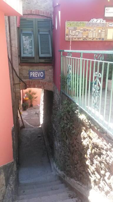 L'ingresso al borgo lungo il sentiero blu